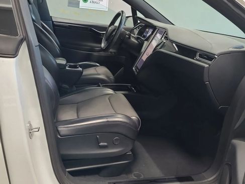 Used 2018 Tesla Model X 75D AWD/4WD image 3