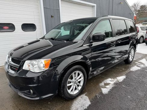 Used 2019 Dodge Grand Caravan SXT image 1
