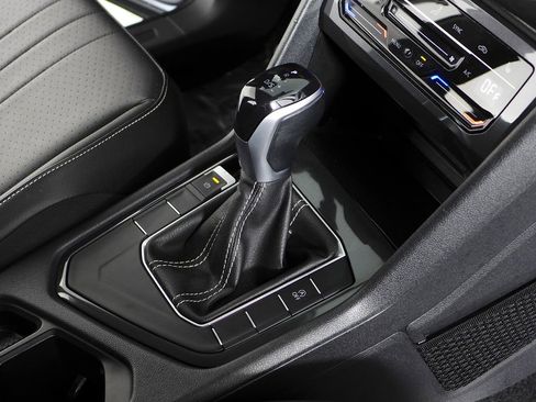 Used 2022 Volkswagen Tiguan SE image 15