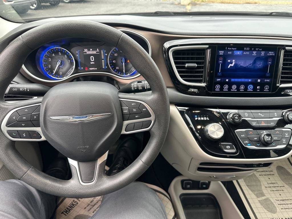 Used 2017 Chrysler Pacifica Touring Plus w/ Tire & Wheel Group FWD image 33