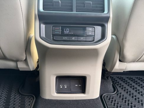 Used 2024 Volkswagen Atlas SE w/ Panoramic Sunroof Package AWD/4WD image 18