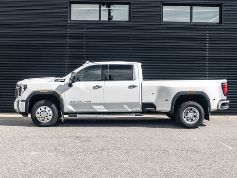 Used 2025 GMC Sierra 3500 Denali w/ Technology Package AWD/4WD image 2