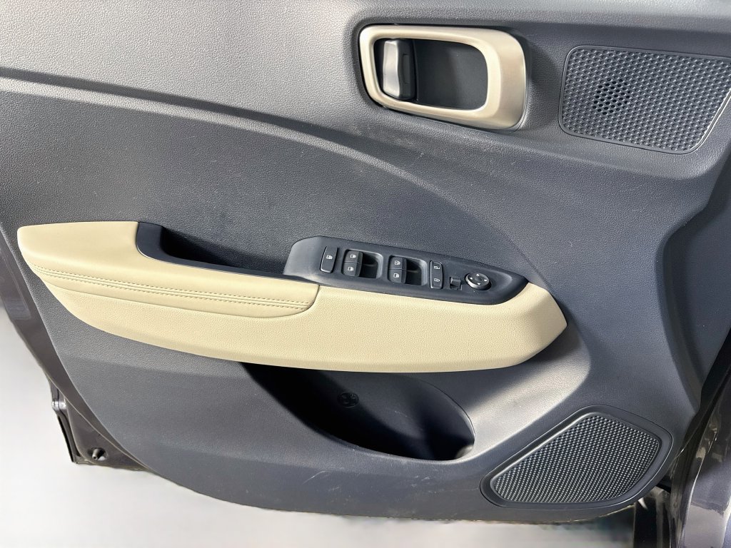Used 2022 Hyundai Venue Limited FWD image 12
