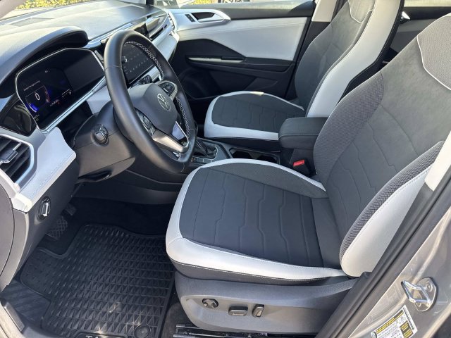 Certified 2025 Volkswagen Taos SE FWD image 23