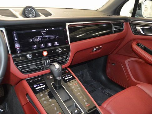 Certified 2025 Porsche Macan image 23