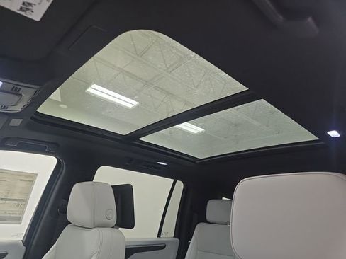 New 2025 Chevrolet Suburban Premier image 21