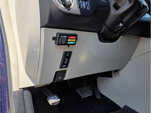 Used 2015 Chrysler Town & Country Touring w/ Driver Convenience Group FWD image 49
