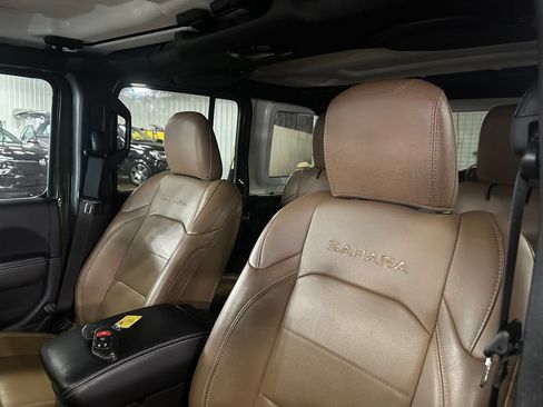 Used 2023 Jeep Wrangler Unlimited Sahara w/ Dual Top Group AWD/4WD image 3