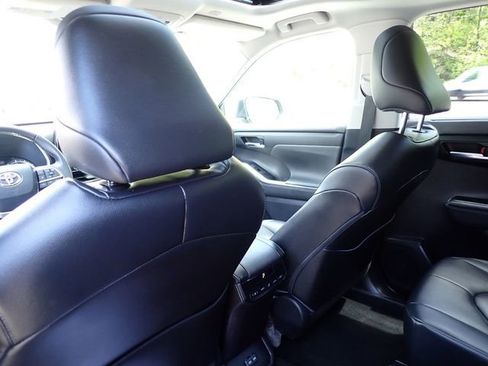 Used 2023 Toyota Highlander XLE AWD/4WD image 16