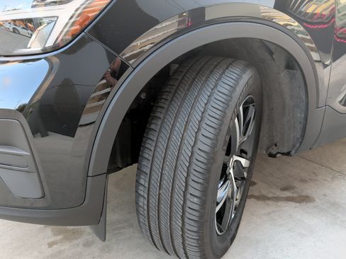 Used 2025 Volvo XC40 B5 Core image 12