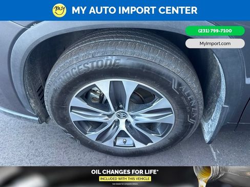 Used 2022 Toyota Highlander XLE AWD/4WD image 6