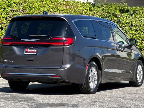 Used 2023 Chrysler Pacifica Touring-L FWD image 5