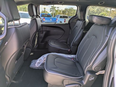 New 2026 Chrysler Pacifica Limited FWD image 12