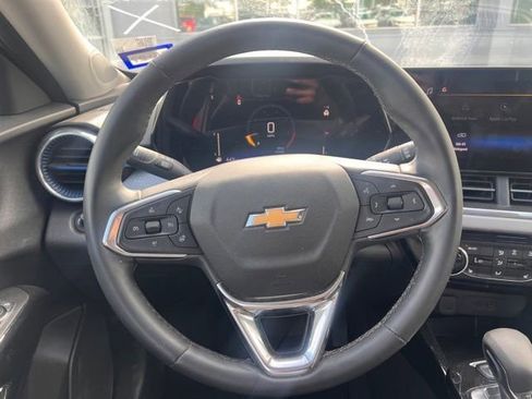 Used 2025 Chevrolet Trax LT w/ LT Convenience Package FWD image 12