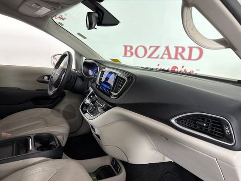 Used 2017 Chrysler Pacifica Touring-L FWD image 17