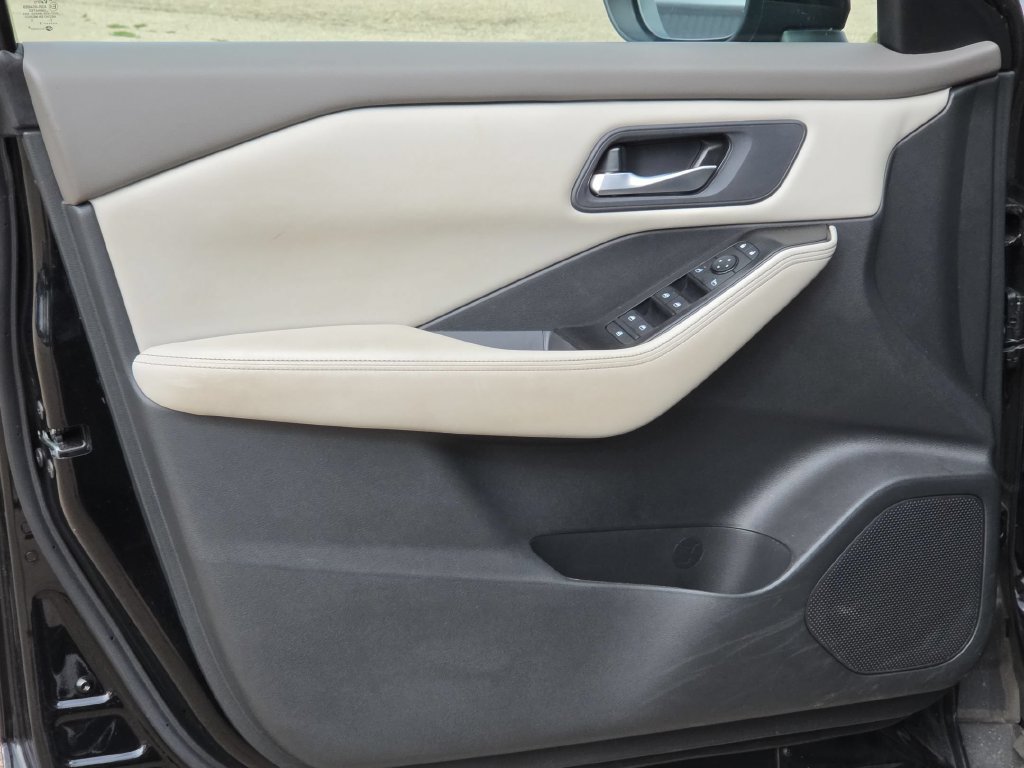 Used 2025 Nissan Rogue SV AWD/4WD image 12