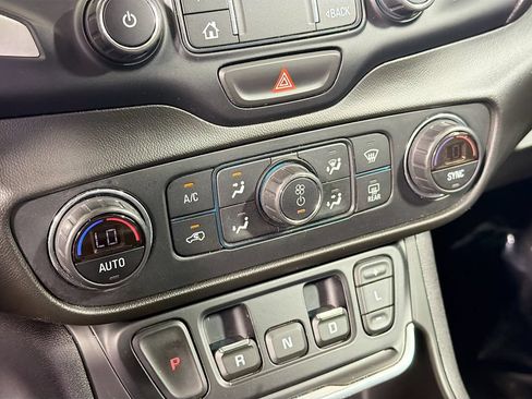 Used 2021 GMC Terrain SLT w/ Elevation Edition AWD/4WD image 16