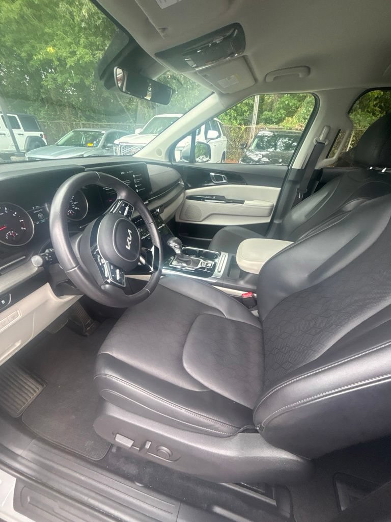 Used 2024 Kia Carnival EX FWD image 12