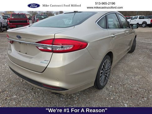 Used 2017 Ford Fusion SE w/ Fusion SE Technology Package image 4