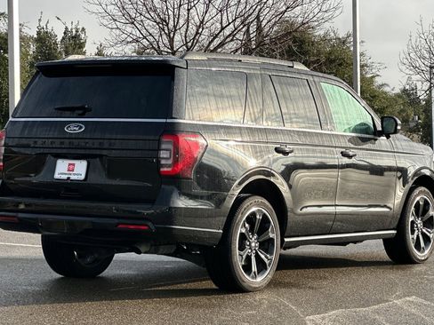 Used 2023 Ford Expedition Limited image 4
