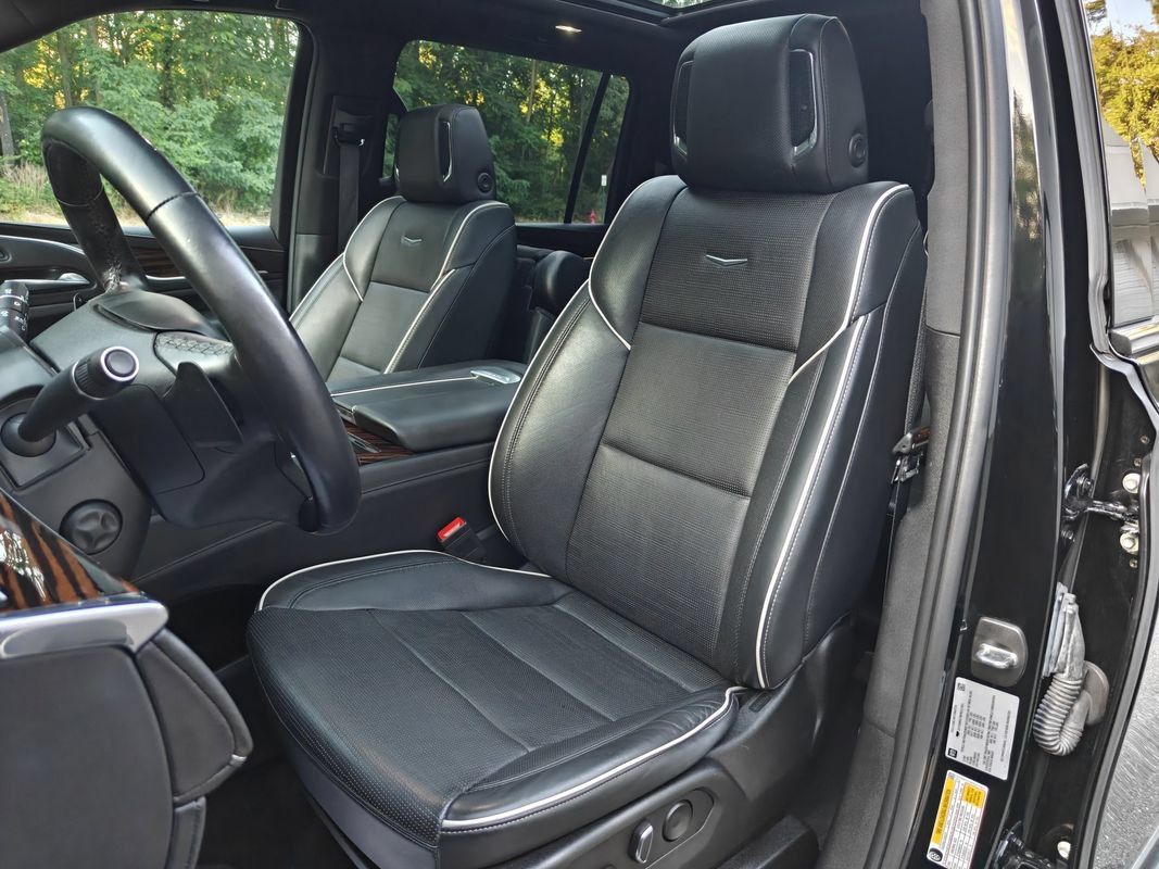 Used 2023 Cadillac Escalade ESV Premium Luxury AWD/4WD image 17