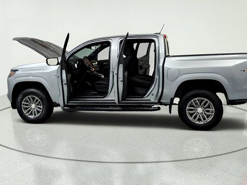 Used 2023 Chevrolet Colorado LT w/ LT Convenience Package II AWD/4WD image 10