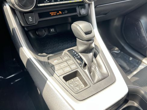 Used 2019 Toyota RAV4 LE AWD/4WD image 20