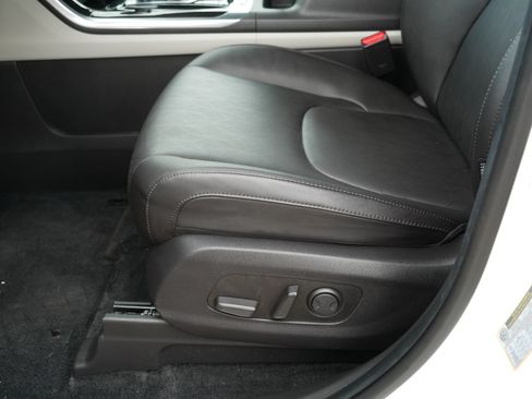 Certified 2023 Kia Carnival EX FWD image 20