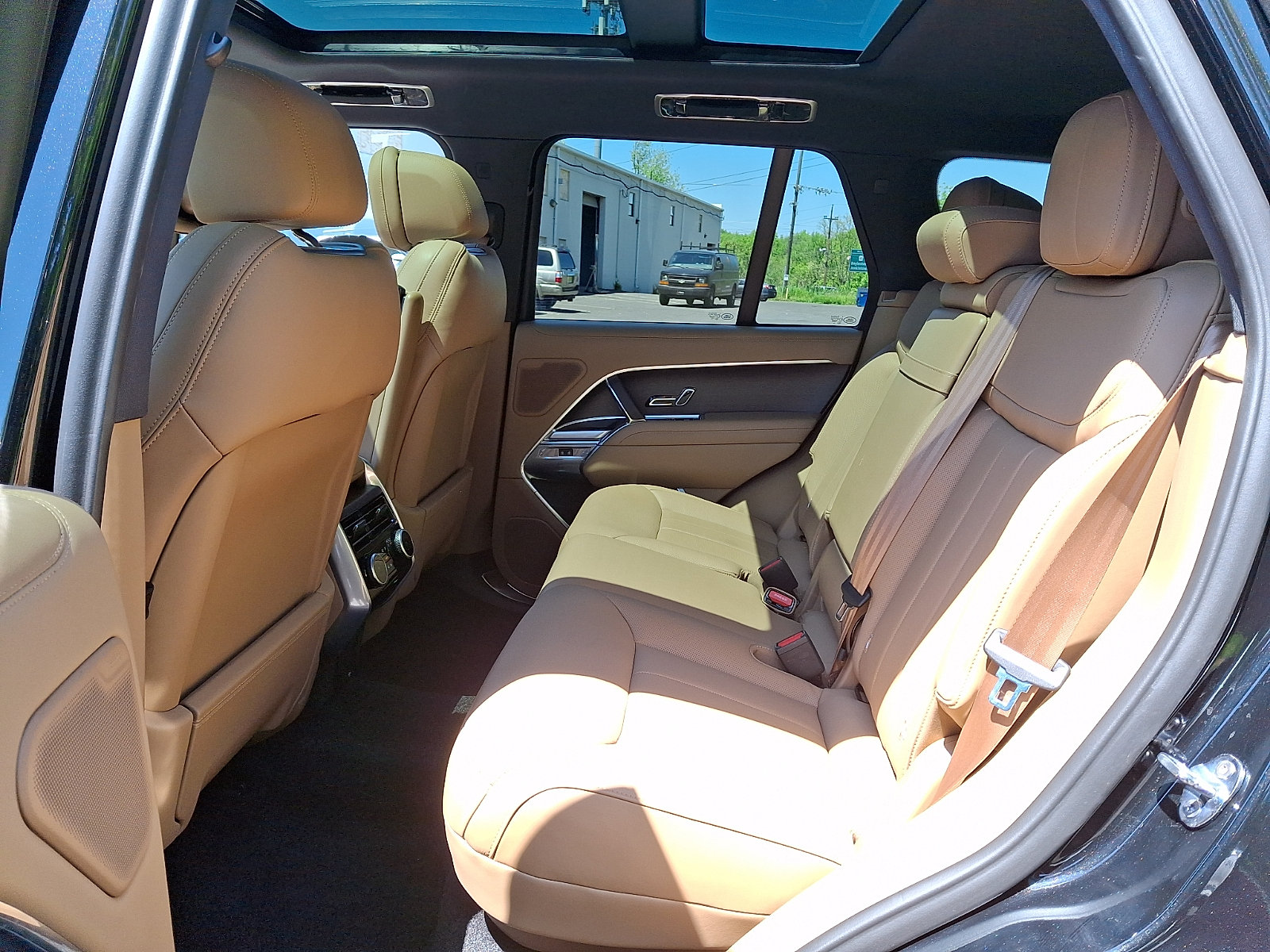 Used 2025 Land Rover Range Rover SE AWD/4WD image 5