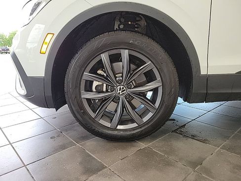 Used 2022 Volkswagen Tiguan SE AWD/4WD image 16