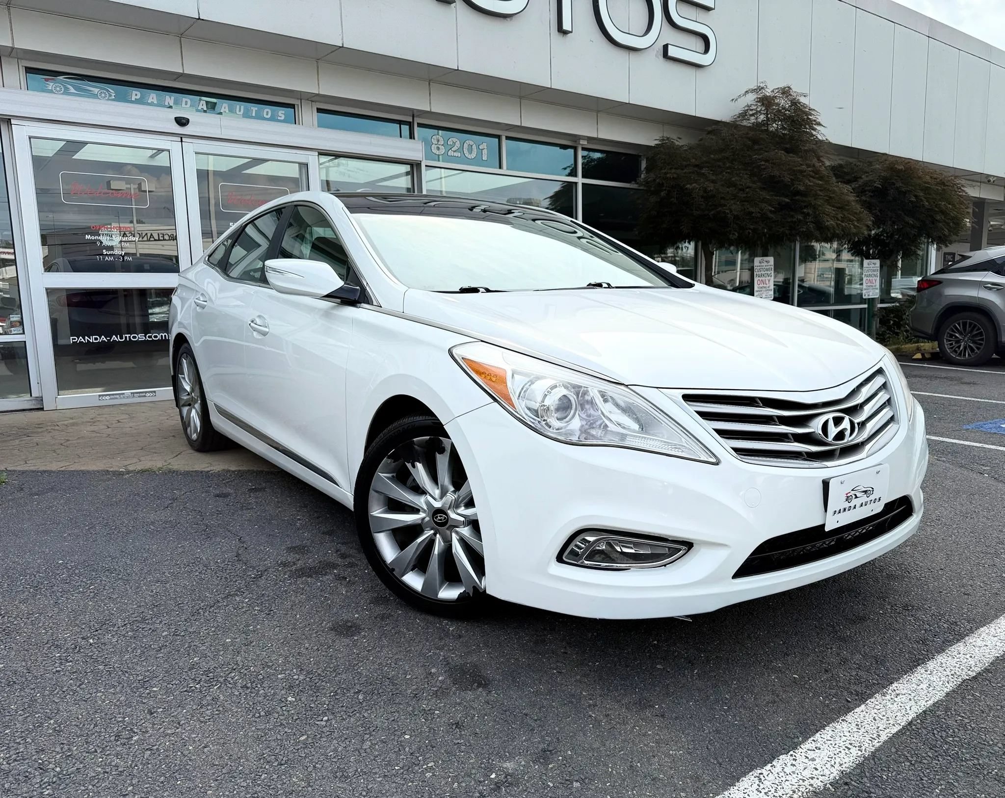 Used 2013 Hyundai Azera w/ Technology Pkg FWD image 1
