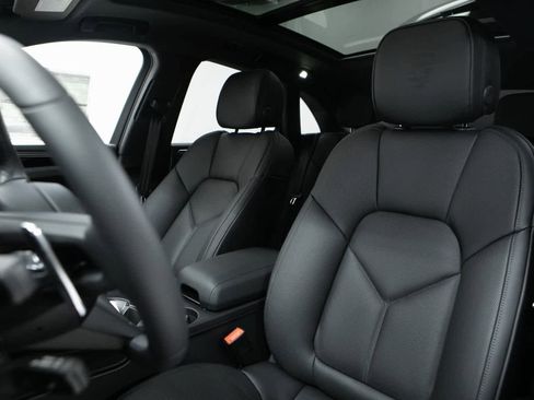 Certified 2025 Porsche Macan image 5