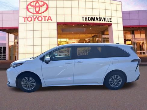Used 2024 Toyota Sienna LE image 8