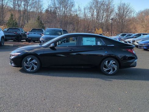 Certified 2025 Hyundai Elantra Limited FWD image 6