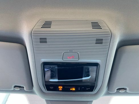 Used 2025 Volkswagen Atlas SE image 18