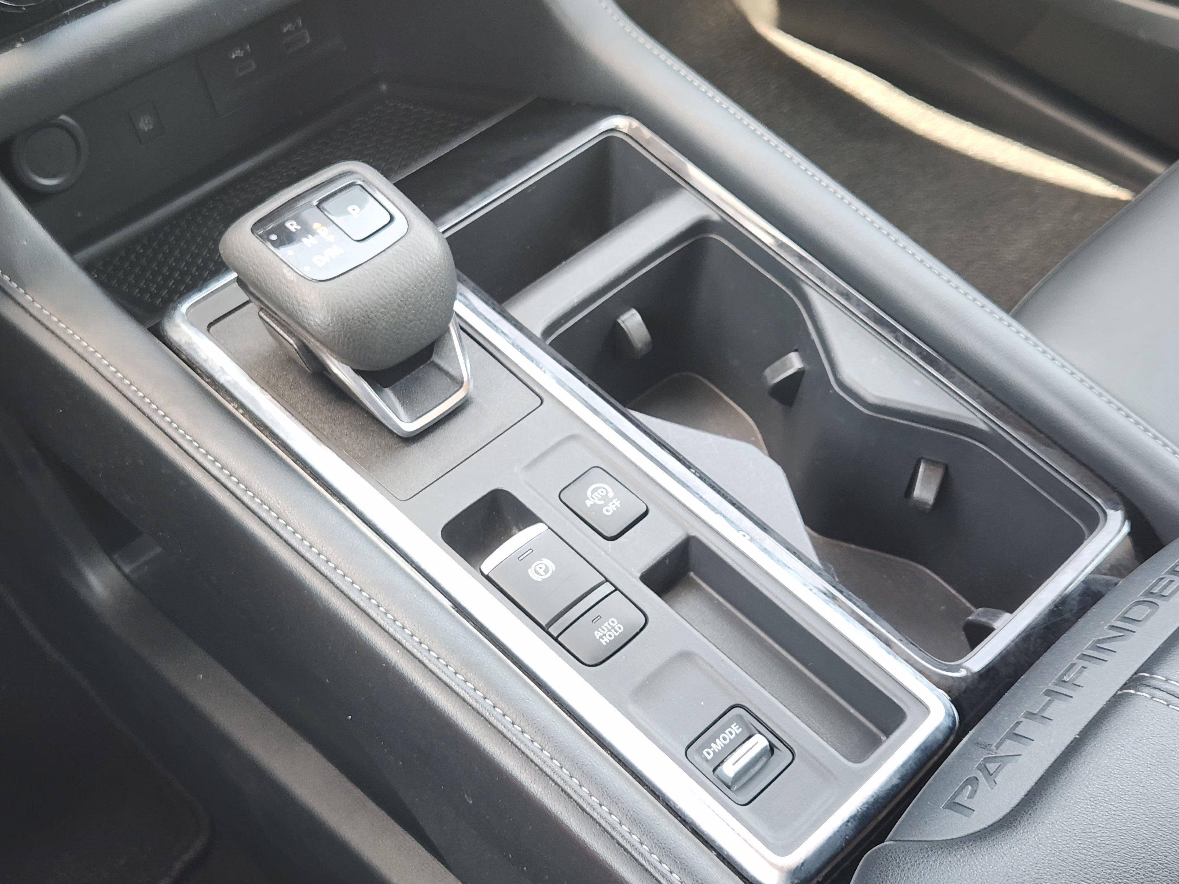 Used 2025 Nissan Pathfinder SL FWD image 20
