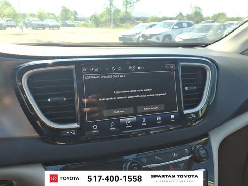 Used 2023 Chrysler Pacifica Touring-L FWD image 19