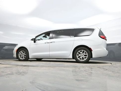 Used 2023 Chrysler Pacifica Touring-L image 49