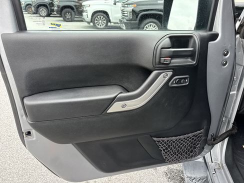 Used 2018 Jeep Wrangler Unlimited Sahara AWD/4WD image 18