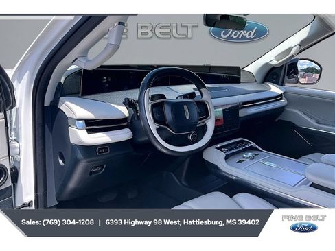 Used 2025 Lincoln Navigator L Reserve AWD/4WD image 12
