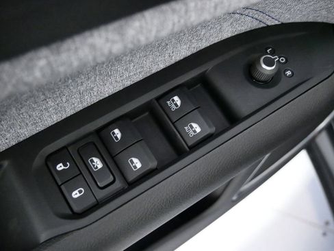 Used 2024 Jeep Compass Latitude image 32