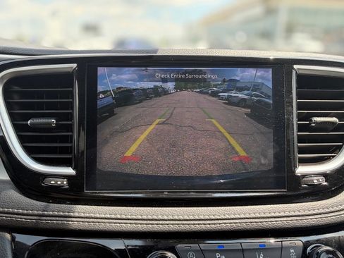 Certified 2025 Chrysler Pacifica Limited FWD image 37