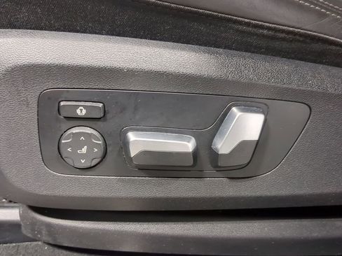 Used 2023 BMW X6 xDrive40i w/ M Sport Package image 31