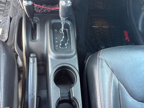 Used 2017 Jeep Wrangler Unlimited Rubicon AWD/4WD image 13