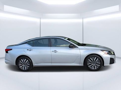 Used 2024 Nissan Altima 2.5 SV FWD image 2