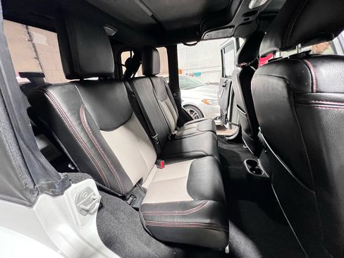 Used 2016 Jeep Wrangler Unlimited Sahara w/ Connectivity Group image 19