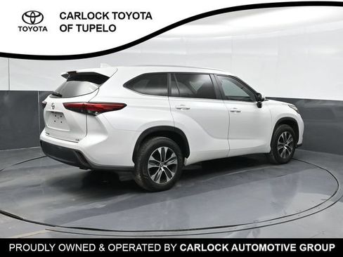 Used 2023 Toyota Highlander XLE FWD image 3