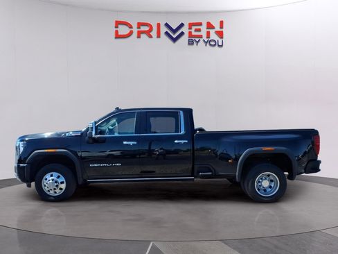 Used 2024 GMC Sierra 3500 Denali w/ Technology Package AWD/4WD image 2