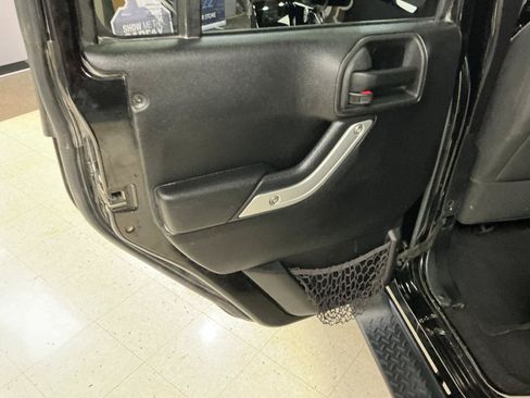 Used 2015 Jeep Wrangler Unlimited Sahara w/ Connectivity Group AWD/4WD image 19