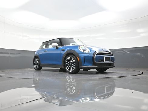 Used 2022 MINI Cooper 2-Door Hardtop image 9